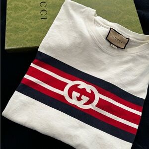 Gucci INTERLOCKING G STRIPE PRINT T-SHIRT